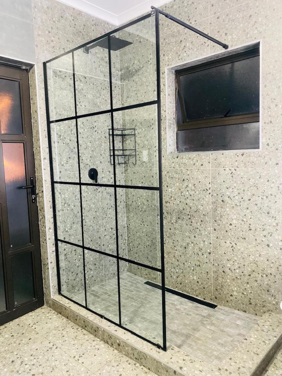 Airport Imperial Guest House Кемптън Парк Екстериор снимка