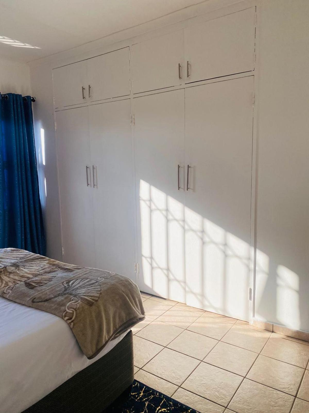 Airport Imperial Guest House Кемптън Парк Екстериор снимка