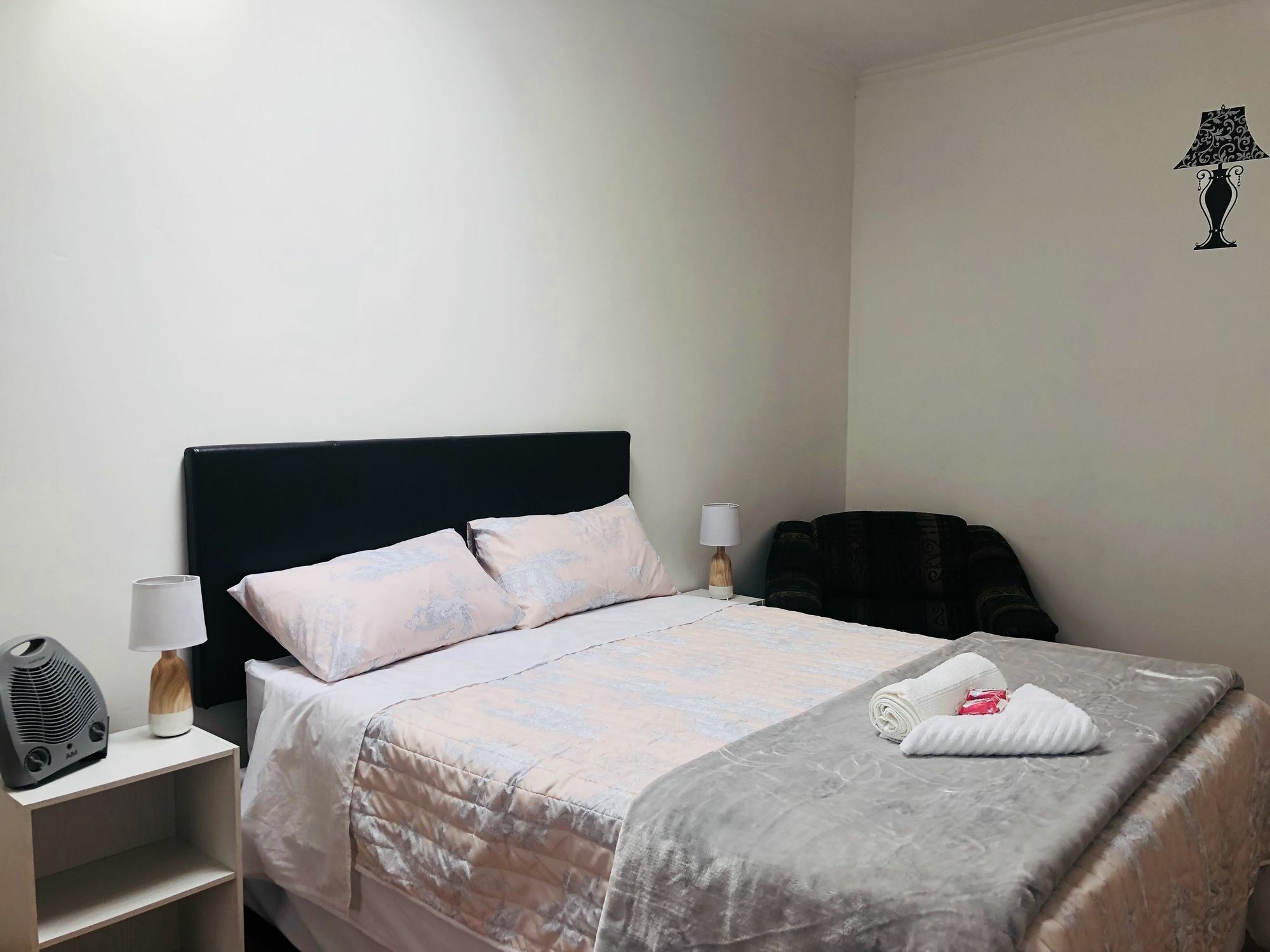 Airport Imperial Guest House Кемптън Парк Екстериор снимка